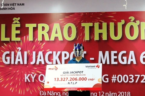 Bà N.T.L.P. nhận giải Jackpot trị giá hơn 13 tỷ đồng. (Ảnh: Vietlott)