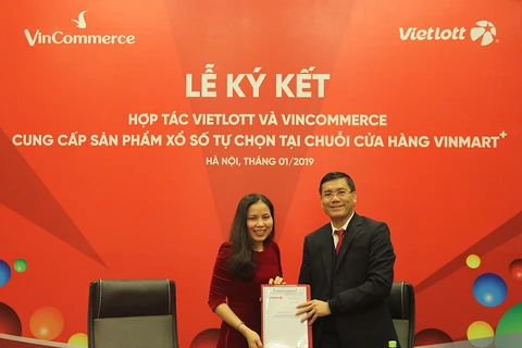 Ông Nguyễn Thanh Đạm, Tổng Giám đốc Vietlott và bà Nguyễn Thị Hồng, Phó Tổng giám đốc Vincommerce tại buổi ký kết ngày 21/1. (Ảnh: CTV/Vietnam+)