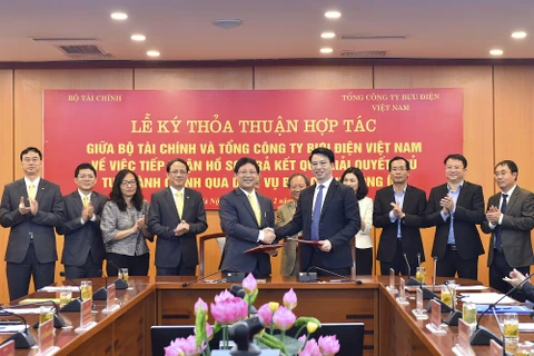 Bộ Tài chính và Tổng công ty Bưu điện Việt Nam ký kết thỏa thuận hợp tác trong tiếp nhận và trả kết quả giải quyết thủ tục hành chính. (Ảnh: CTV/Vietnam+)