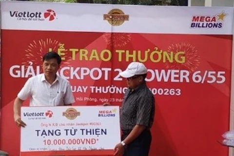 Anh N.X.Đ (đội mũ) trao quà cho Trung tâm nuôi dưỡng bảo trợ xã hội Hải Phòng. (Ảnh: CTV/Vietnam+)