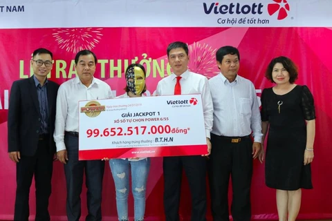 Chị B.T.H.N đại diện gia đình nhận giải Jackpot 1 trị giá gần 100 tỷ đồng. (Ảnh: CTV/Vietnam+)