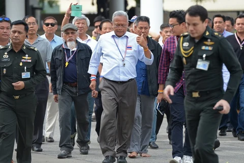 Thủ lĩnh lực lượng biểu tình Suthep Thaugsuban (giữa). (Nguồn: AFP-TTXVN)