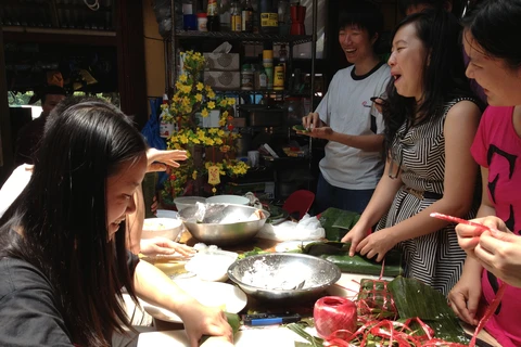 Sinh viên Việt Nam tại Sydney đang gói bánh chưng đón tết. (Nguồn: Đỗ Vân-TTXVN)