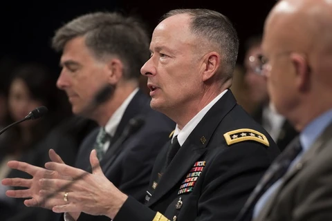 Giám đốc NSA (giữa) trong một phiên điều trần về cáo buộc nghe lén. (Nguồn: AFP-TTXVN) 