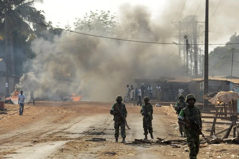 Lính Burundi trong lực lượng giữ gìn hòa bình Châu Phi tuần tra tại khu chợ ở thủ đô Bangui. (Nguồn: AFP-TTXVN)