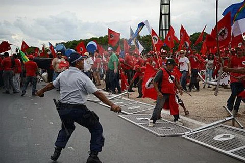 Đụng độ giữa cảnh sát và người biểu tình ngày 12/2 tại thủ đô Brasilia (Nguồn: Agencia Brasil)