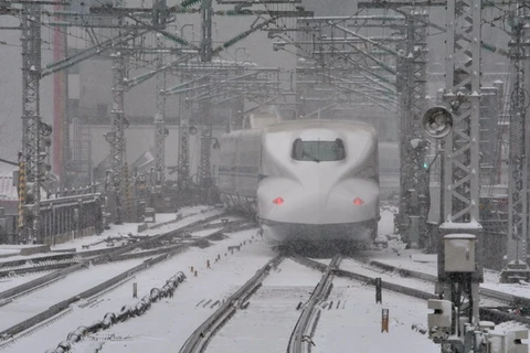 Tuyết phủ trắng tại nhà ga ở Tokyo. (Nguồn: AFP-TTXVN)