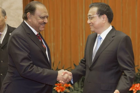 Thủ tướng Trung Quốc Lý Khắc Cường (phải) có cuộc hội đàm với Tổng thống Pakistan Mamnoon Hussain (trái) đang trong chuyến thăm Trung Quốc. (Nguồn: AFP-TTXVN)