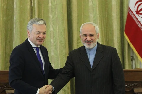 Ngoại trưởng Iran Mohammad-Javad Zarif (phải) và người đồng nhiệm Bỉ Didier Reynders trong cuộc họp báo chung ở Tehran ngày 23/2. (Nguồn: THX-TTXVN)