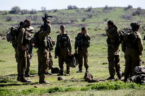 Binh sĩ Israel tuần tra gần biên giới tạm thời Israel-Syria ở Cao nguyên Golan. (Nguồn: THX-TTXVN)