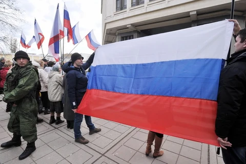 Người dân ủng hộ Nga tập trung tại thành phố Simferopol ngày 6/3. (Nguồn: AFP/TTXVN)