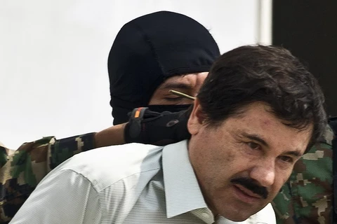 Joaquín Guzmán Loera, 56 tuổi, là thủ lĩnh của băng nhóm tội phạm ma túy ở Sinaloa, kiểm soát các đường dây mua bán, vận chuyển ma túy lớn từ Nam Mỹ vào Mexico và sau đó đưa vào Mỹ. (Nguồn: AFP/TTXVN)