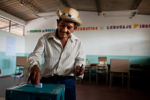 Cử tri El Salvador bỏ phiếu tại một địa điểm bầu cử ở San Salvador. (Nguồn: AFP/TTXVN)