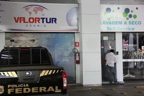 Một cơ sở đổi ngoại tệ bị cảnh sát khám xét (Nguồn: Cảnh sát liên bang Brazil)