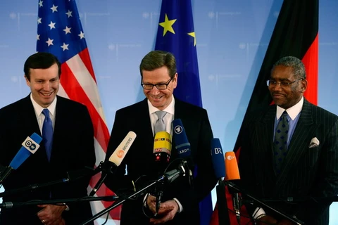 Ngoại trưởng Đức Guido Westerwelle (giữa) và Nghị sĩ Mỹ Chris Murphy (trái), Gregory Meeks trong cuộc họp báo liên quan đến việc NSA do thám bà Merkel tại Berlin ngày 25/11. (Nguồn: AFP/ TTXVN)