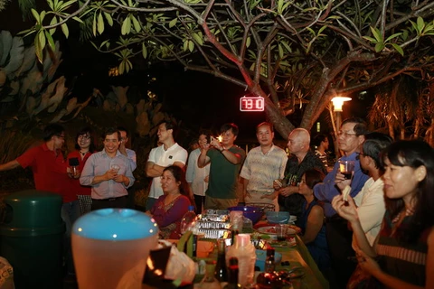 Quang cảnh bữa tiệc - hoạt động nhằm quyên góp cho các em học sinh Việt nam nghèo học giỏi của kiều bào tại Singapore. (Nguồn: Lê Hải-TTXVN)