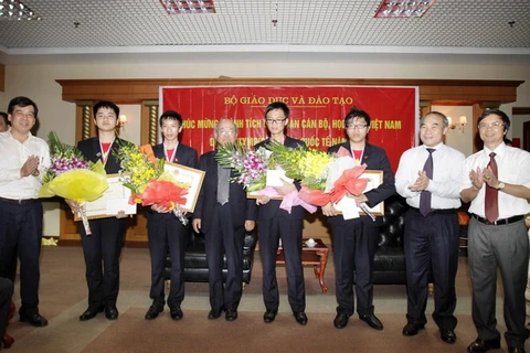 Lễ đón và trao tặng bằng khen cho 4 học sinh của Đội tuyển Quốc gia Việt Nam dự thi Olympic Hóa học quốc tế năm 2013. (Nguồn:Minh Quyết-TTXVN)