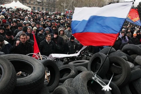 Những người biểu tình tập trung phía trước tòa nhà chính quyền Donetsk ngày 11/4. (Nguồn: AFP)