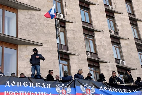 Người biểu tình cắm cờ Nga tại trụ sở cảnh sát Donetsk (Nguồn: Reuters)