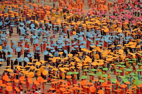 [Photo] Trung Quốc lập kỷ lục thế giới về múa xòe ô