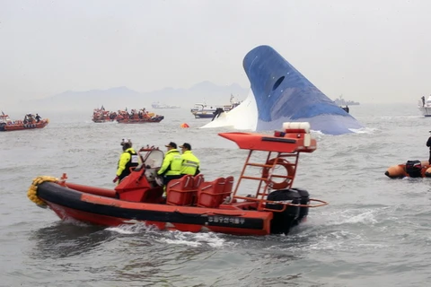 [Photo] Người nhà ngóng chờ tin tức nạn nhân chìm phà SEWOL