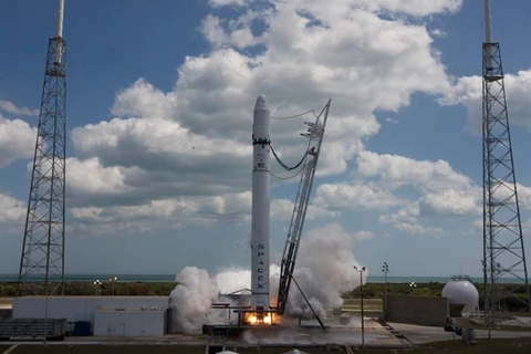 Tàu chuyển hàng Falcon 9 trước khi phóng. (Nguồn:http://www.universetoday.com)