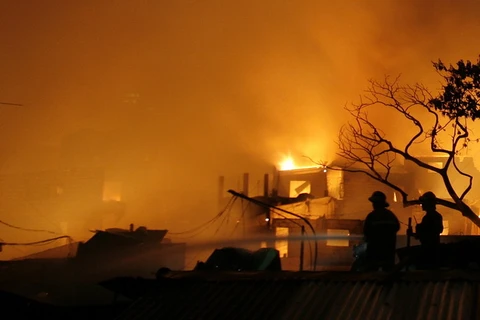 [Photo] Hỏa hoạn thiêu rụi khu nhà ổ chuột tại Philippines