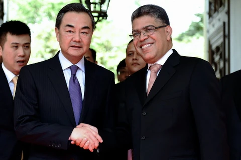 Ngoại trưởng Trung Quốc Vương Nghị đã hội đàm với Ngoại trưởng Venezuela Elias Jaua. (Nguồn: AFP)