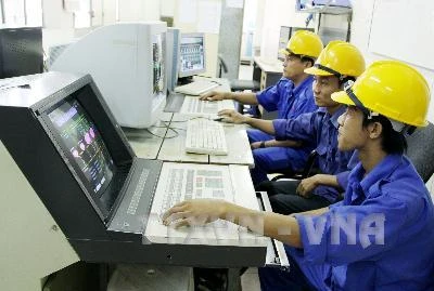 Công nhân làm việc tại công ty Mía đường Tây Ninh (Nguồn: TTXVN)