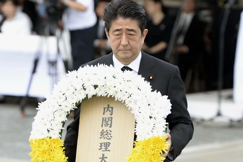 Thủ tướng Nhật Bản Shinzo Abe đặt vòng hoa viếng các nạn nhân vụ ném bom tại lễ tưởng niệm. (Nguồn: Kyodo/ TTXVN)