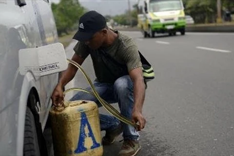 Venezuela phải đóng cửa biên giới với Colombia nhằm ngăn chặn nạn buôn lậu xăng. (Nguồn: www.rawstory.com)