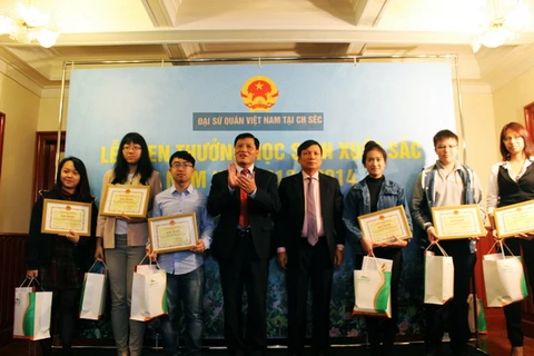 Đại sứ quán Việt Nam tại Séc tôn vinh học sinh, sinh viên xuất sắc