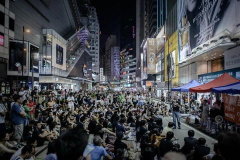Một nhóm đối tượng bịt mặt đụng độ với người biểu tình ở Hong Kong