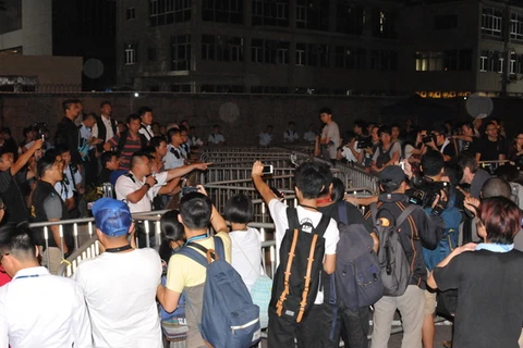 Cảnh sát và người biểu tình Hong Kong giành giật đường hầm Lung Wu