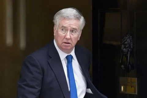 Bộ trưởng Quốc phòng Anh thừa nhận lỡ miệng về người nhập cư