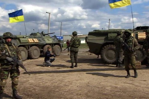 Kiểm soát chặt hộ chiếu, lính Ukraine phong tỏa khu vực miền Đông