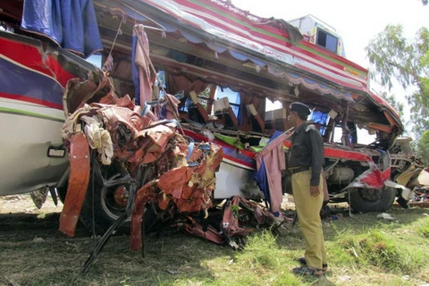 Pakistan: Xe buýt đâm vào xe container làm 56 người chết