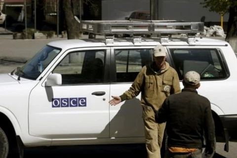 Anh gửi 10 xe thiết giáp đến phái bộ OSCE tại Ukraine