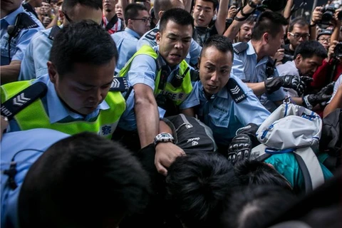 Cảnh sát Hong Kong khiêng người biểu tình khỏi đường phố Mong Kok