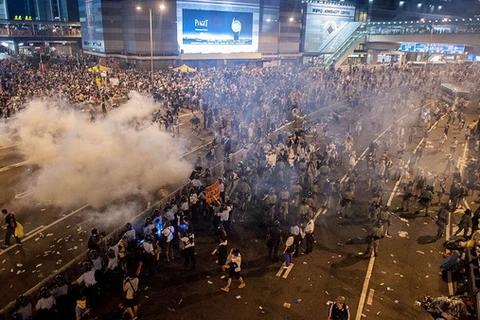 Hong Kong: Đụng độ khiến 1 người nghi là cảnh sát chìm bị thương