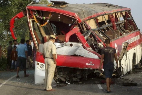Ấn Độ: Tàu hỏa đâm xe buýt khiến 30 người thương vong