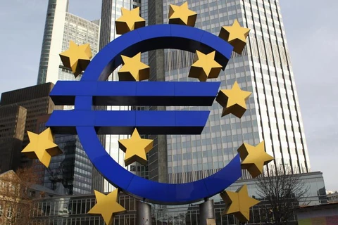 ECB thực hiện kích thích kinh tế khi Eurozone rơi vào giảm phát