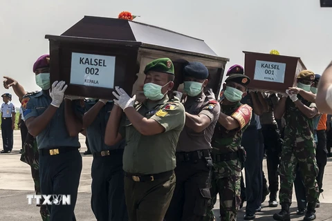 Các thợ lặn tìm thấy thêm 5 thi thể hành khách của máy bay QZ8501