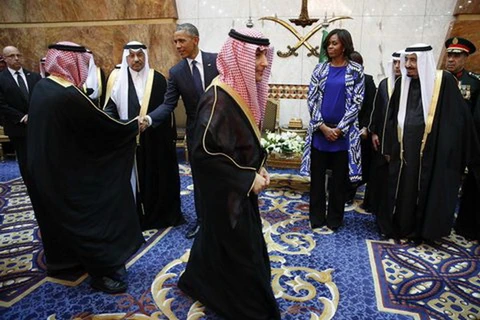 Bà Obama bị chỉ trích vì không đeo khăn khi thăm Saudi Arabia