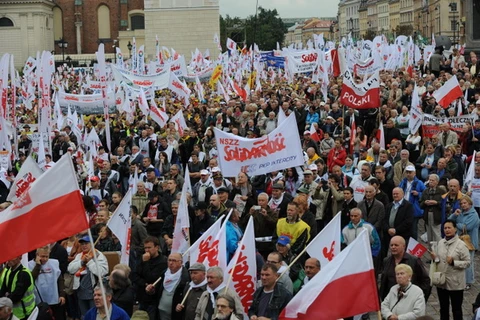 Biểu tình phản đối chính phủ tại Ba Lan và Hungary