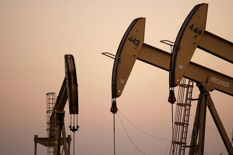 Giá dầu tiếp tục tăng sau khi Mỹ giảm sản lượng khai thác