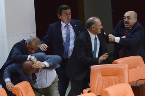 5 nghị sỹ bị thương trong vụ ẩu đả dữ dội tại quốc hội Thổ Nhĩ Kỳ