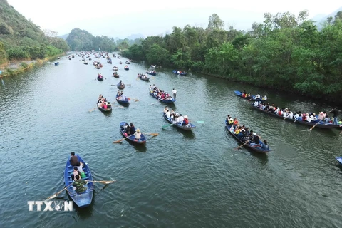 [Photo] Dòng người nô nức dự lễ khai hội Chùa Hương 2015