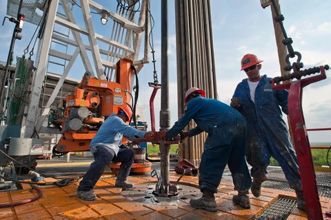 Nguồn cung tại Mỹ tăng khiến giá dầu thế giới lại đi xuống