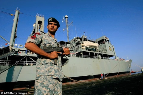 Tàu hải quân Iran bắn cảnh cáo tàu hàng Singapore tại Vùng Vịnh